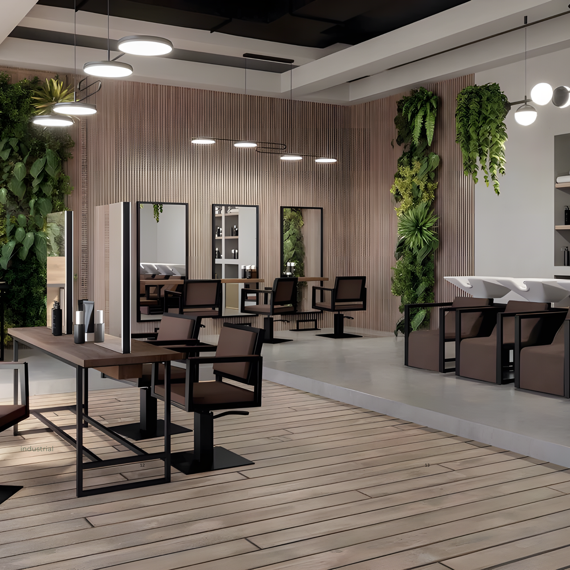Moderan frizerski salon u industrijskom stilu s drvenim podom, smeđim frizerskim stolicama, velikim ogledalima i zidom prekrivenim zelenim biljkama, uređen toplim rasvjetnim tijelima i drvenim panelima.