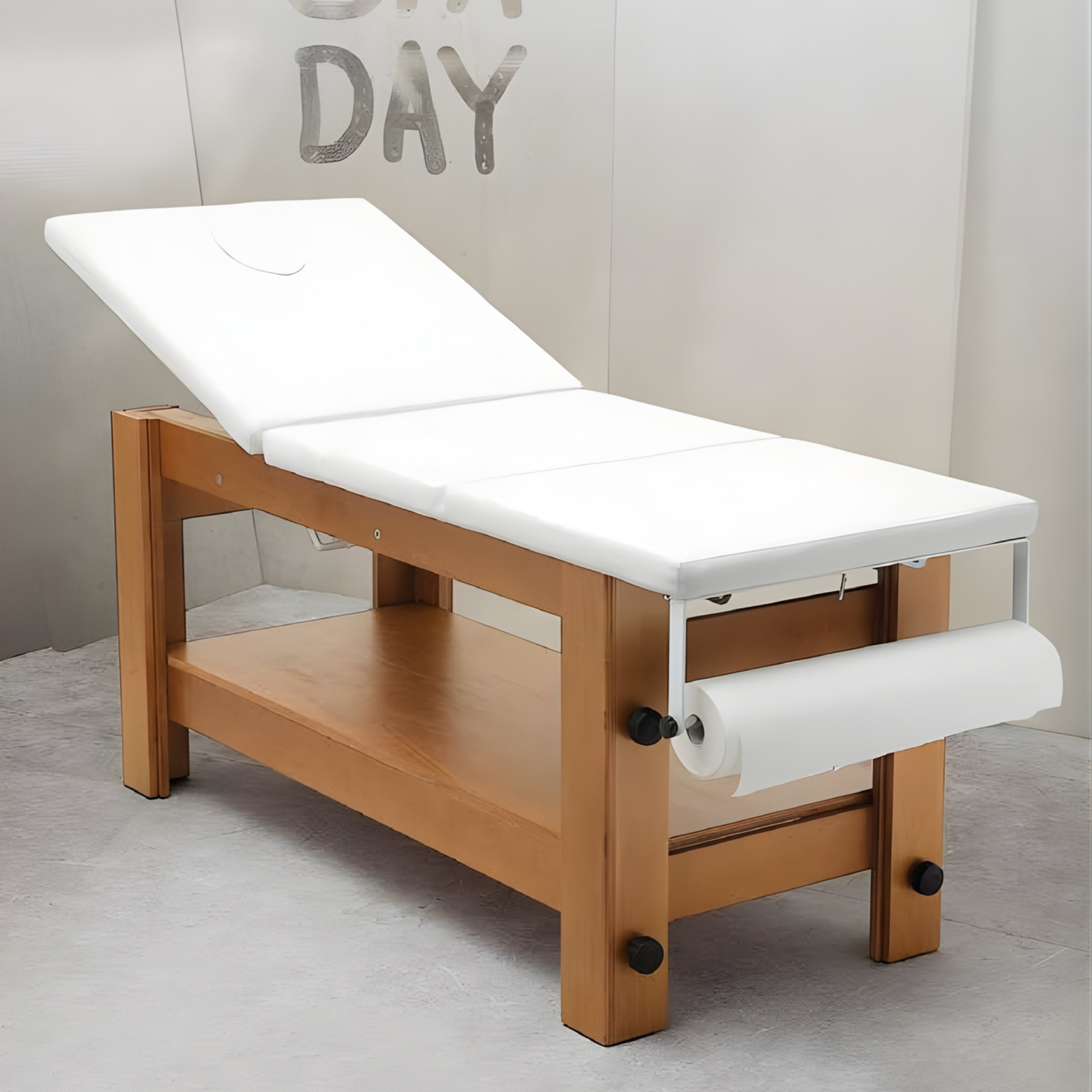 profesionalni masažni stol s drvenom konstrukcijom i bijelim tapeciranim madracem te držačem za rolu papira