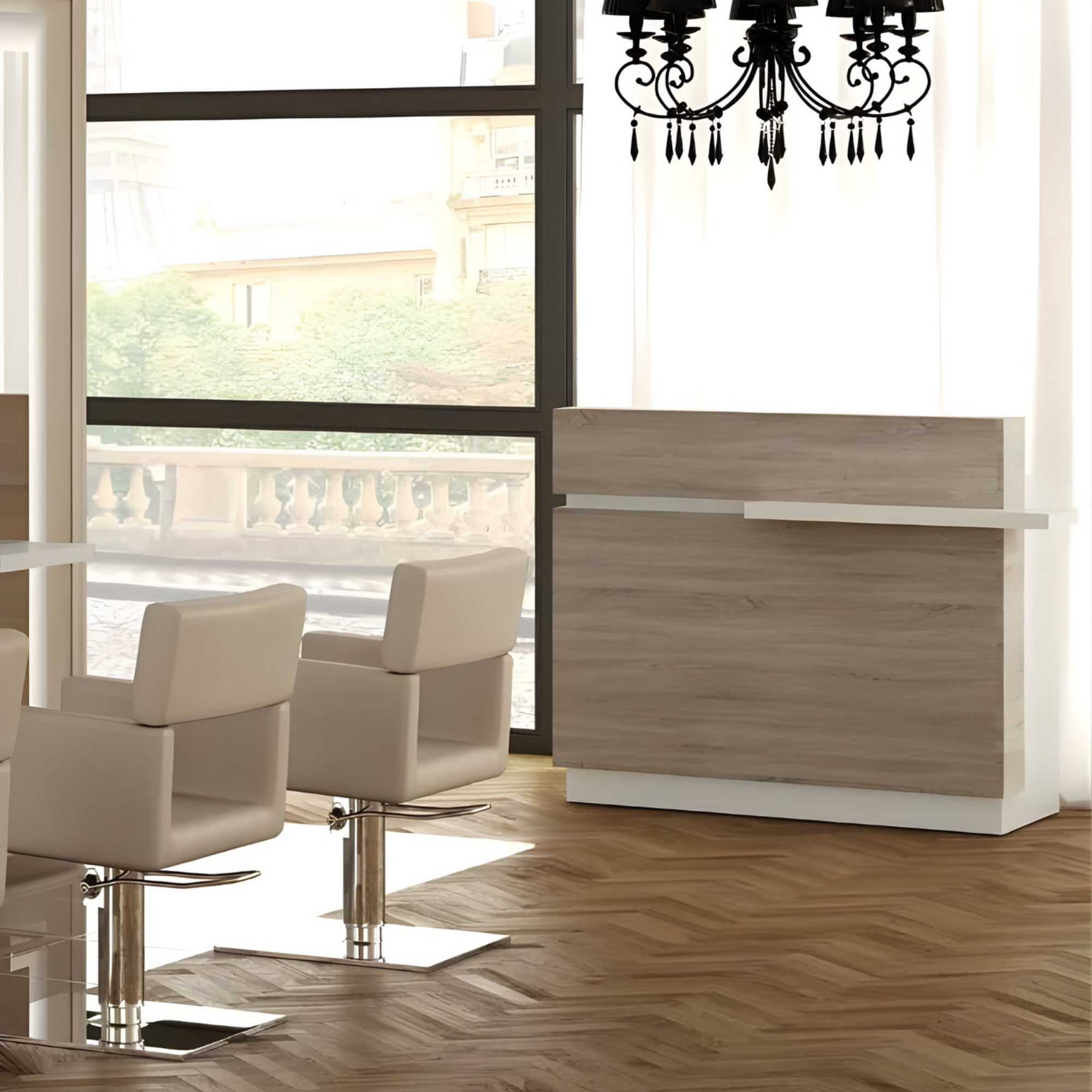 svijetli recepcijski pult od drveta s bijelom bazom u modernom frizerskom salonu s velikim prozorima i crnim lusterom