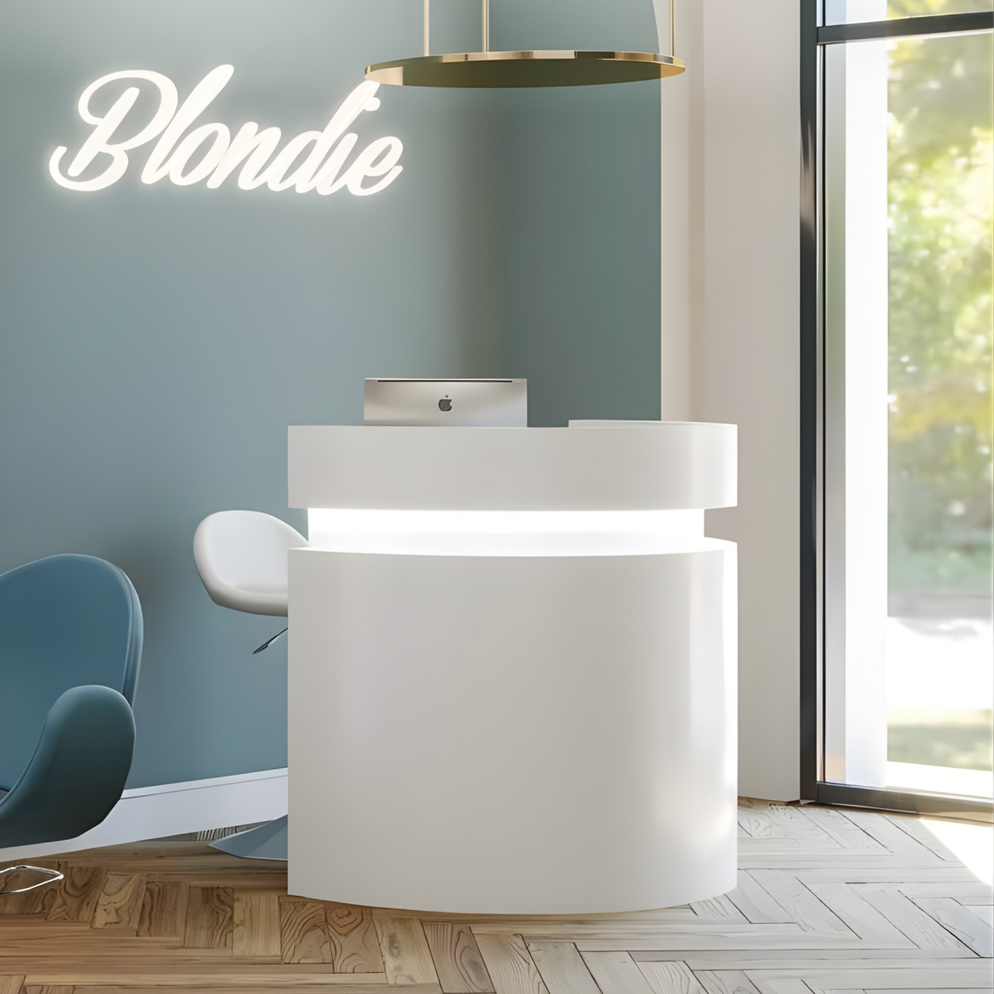 bijeli zaobljeni recepcijski pult u modernom frizerskom salonu s plavim zidom i natpisom Blondie